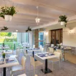 Spazio ristorazione con luce naturale