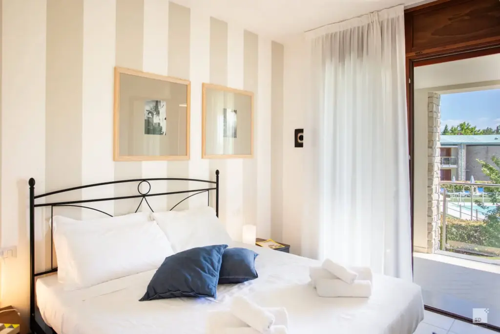 Camera da letto con vista piscina