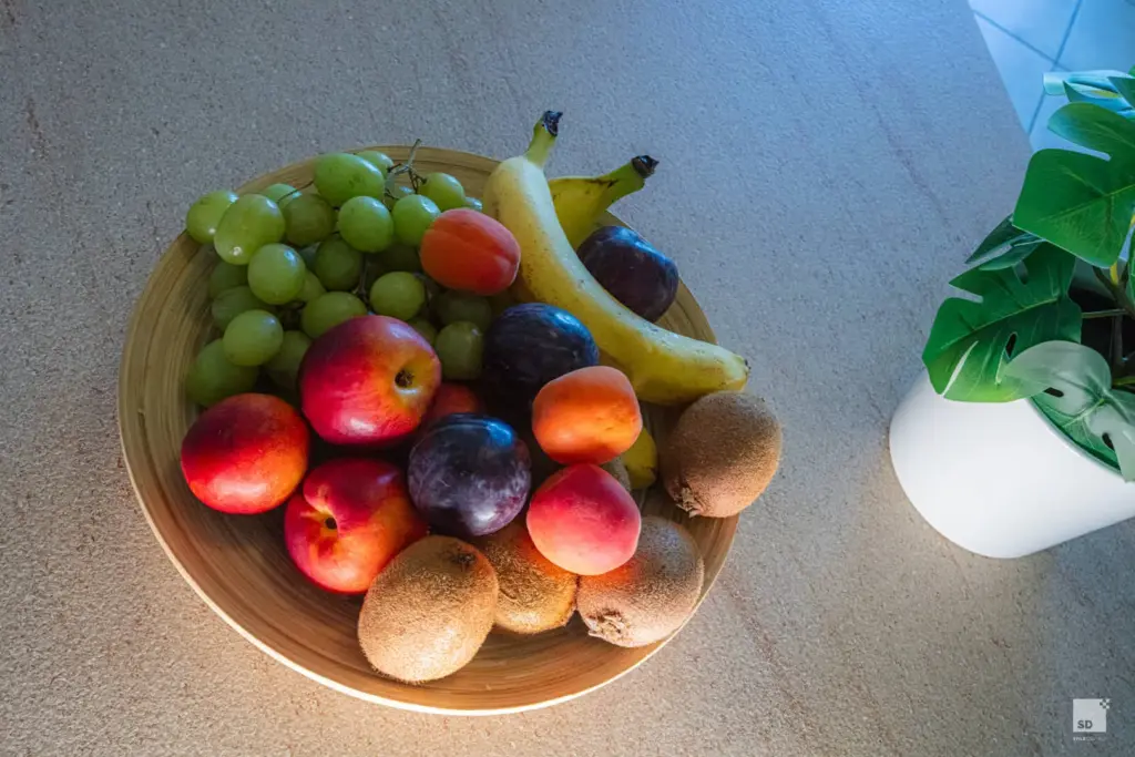 Frutta fresca colorata su tavolo.