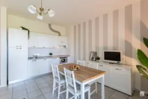 Cucina elegante e luminosa con tavolo.