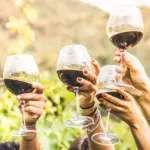Brindisi festoso tra i vigneti del Chianti