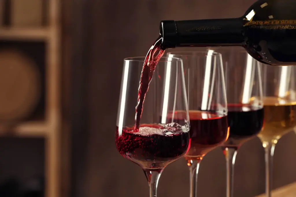Calici di vino rosso in degustazione