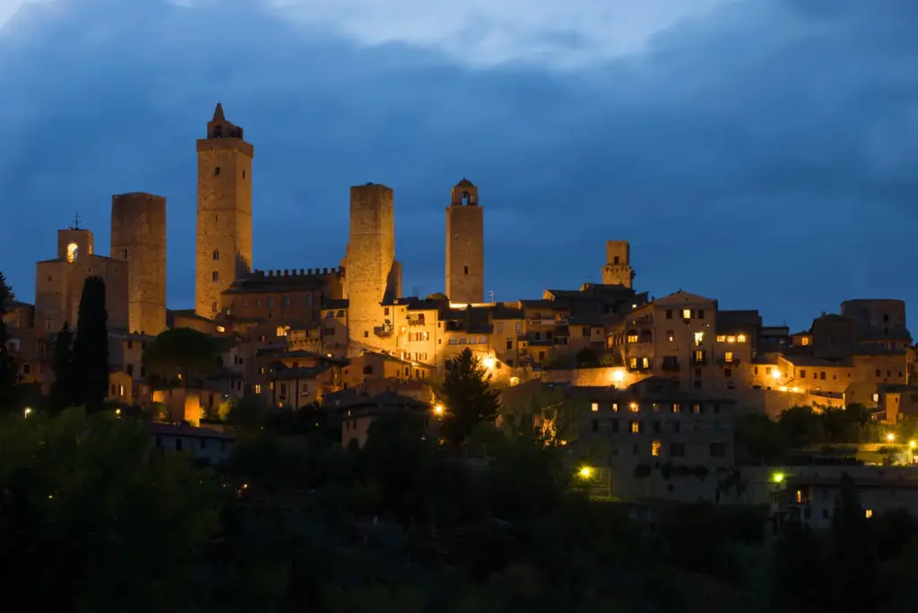 San Gimignano di notte, atmosfera magica.
