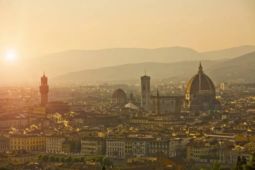 Firenze illuminata al tramonto dorato