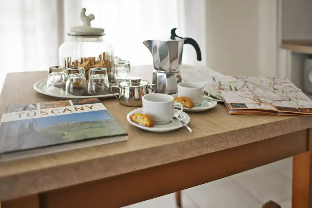 Accogliente colazione con caffè e biscotti