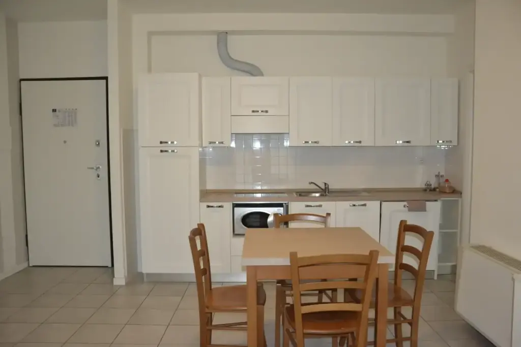 Cucina moderna e funzionale in resort.