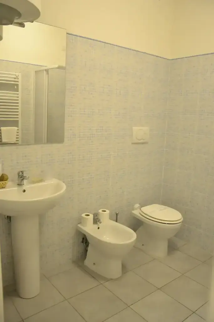Elegante bagno con design semplice e moderno.