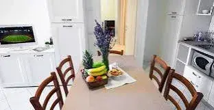 Cucina elegante e luminosa.