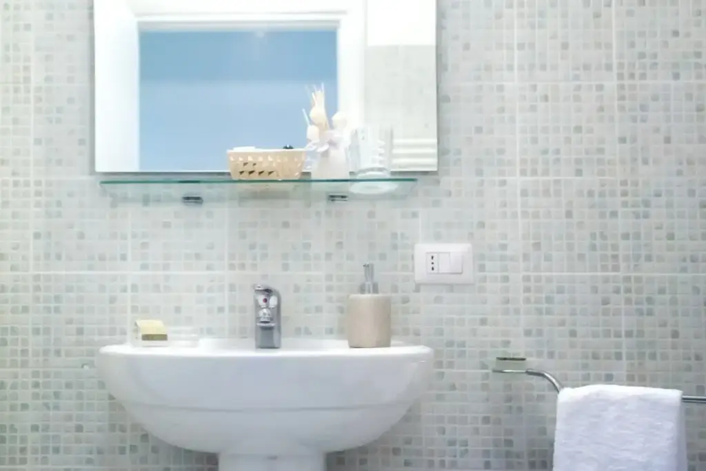 Bagno luminoso e accogliente con elementi moderni