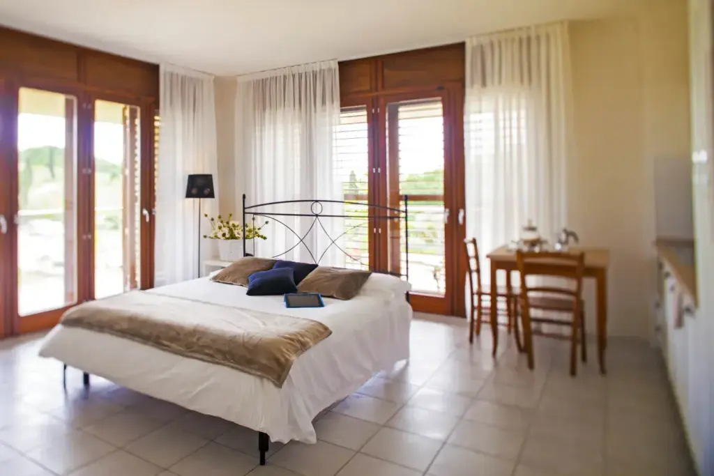 Camera elegante con ampio letto matrimoniale.