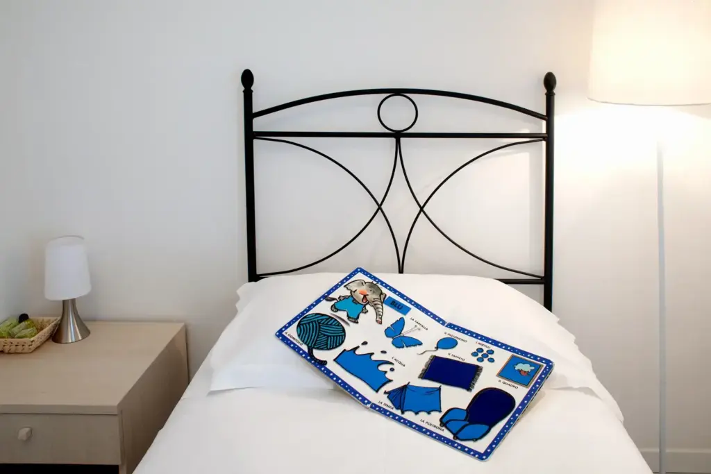 Stanza semplice e accogliente con letto singolo.